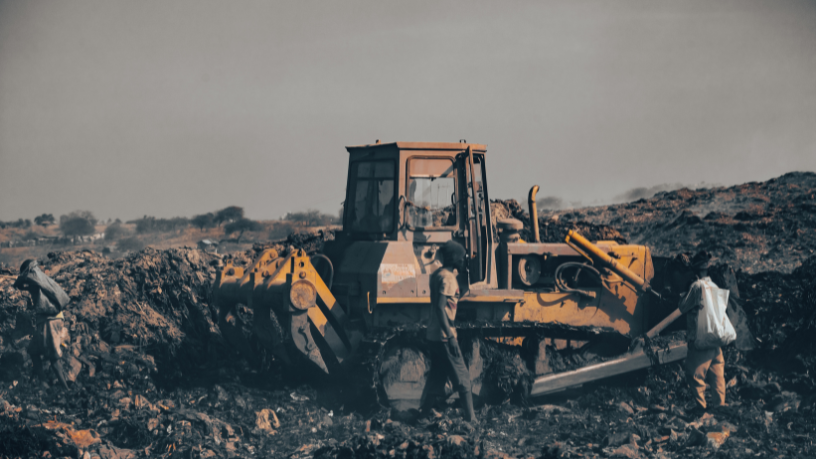 Aterros sanitários de alta tecnologia representam o futuro da destinação final segura, reduzindo riscos ambientais — visão reforçada pela Versa Engenharia Ambiental Ltda.