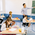 Sérgio Bento De Araújo analisa como o acesso à educação é uma ferramenta essencial para reduzir desigualdades sociais e ampliar oportunidades.