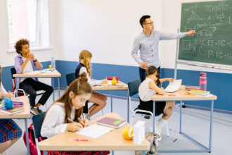 Sérgio Bento De Araújo analisa como o acesso à educação é uma ferramenta essencial para reduzir desigualdades sociais e ampliar oportunidades.