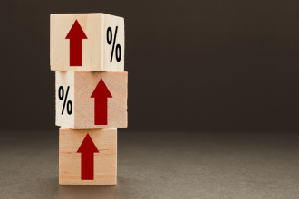 Danilo Regis Fernando Pinto analisa por que as decisões de juros do Fed influenciam a economia dos Estados Unidos e repercutem no mundo inteiro.