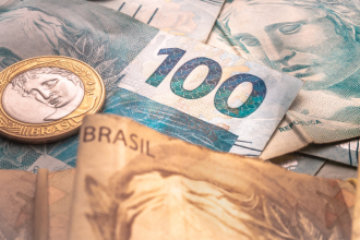 Guerra do Irã e seus efeitos na economia brasileira: como o conflito pode afetar preços, combustíveis e inflação