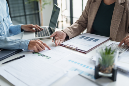 Tecnologia e Educação Financeira: como os brasileiros estão transformando sua relação com o dinheiro