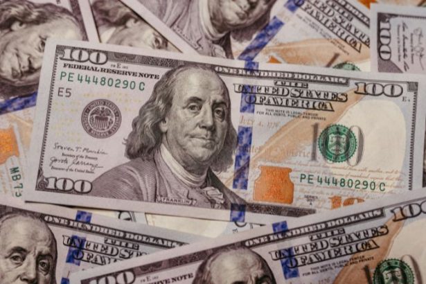 Dólar Recuando: Entenda a Resistência Próxima da Mínima do Ano