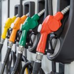 Alta do petróleo após tensões no Oriente Médio pressiona inflação e juros no Brasil e reacende alerta econômico em 2026