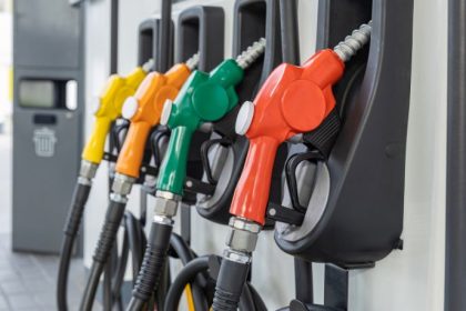 Alta do petróleo após tensões no Oriente Médio pressiona inflação e juros no Brasil e reacende alerta econômico em 2026