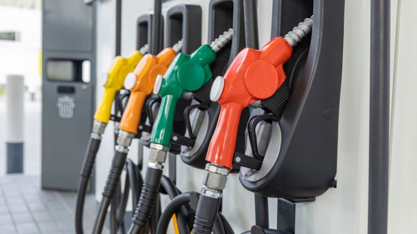 Alta do petróleo após tensões no Oriente Médio pressiona inflação e juros no Brasil e reacende alerta econômico em 2026